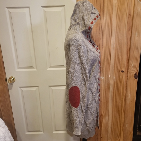 Very soft long, argyle wheat colored cadigan sweater with orange accents. Size M - Picture 7 of 7